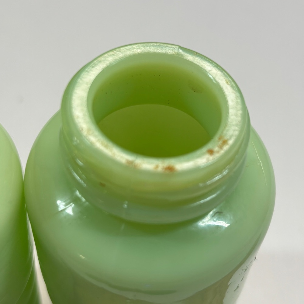 Vintage Jadeite Beehive Ribbed Shakers Uranium glows read - Picture 7 of 11